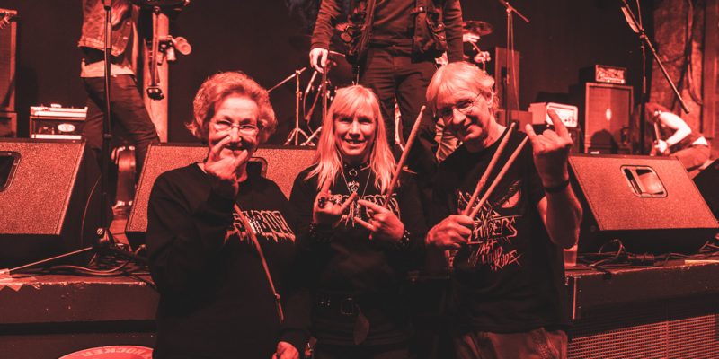 Nettes Trio aus Belgien im Kulttempel